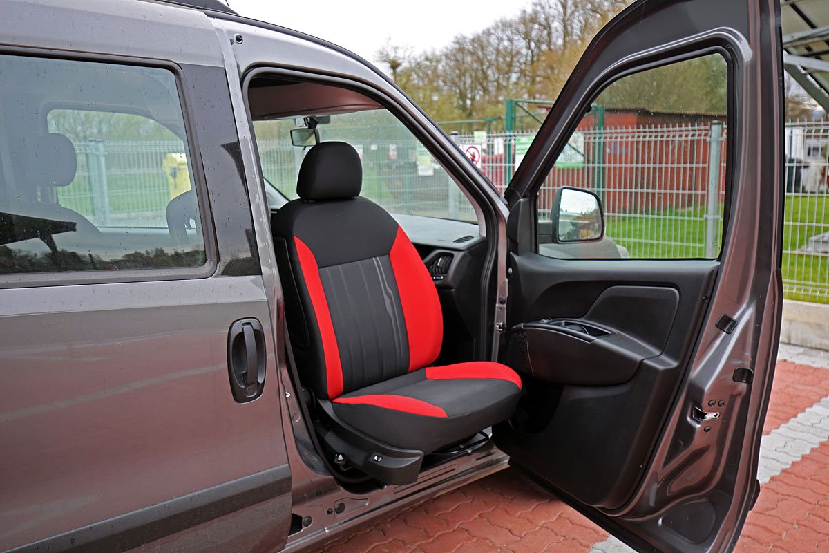 Mechanicky otočná a výsuvná sedačka ve voze FIAT Doblo