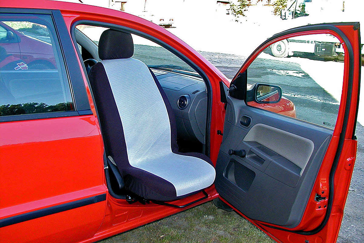 Mechanicky otočná a výsuvná sedačka ve voze FORD Fusion