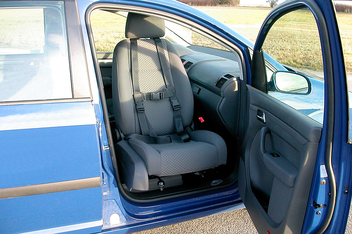 Mechanicky otočná a výsuvná sedačka ve voze VW Touran