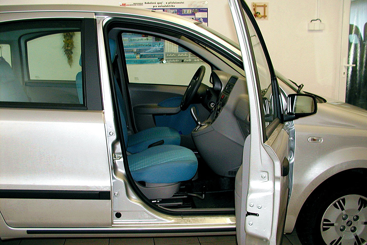 Mechanicky otočná a výsuvná sedačka ve voze FIAT Panda
