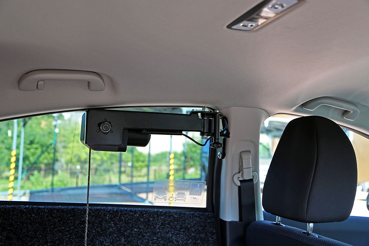Elektrický jeřábek interiérový ve voze HONDA HR-V