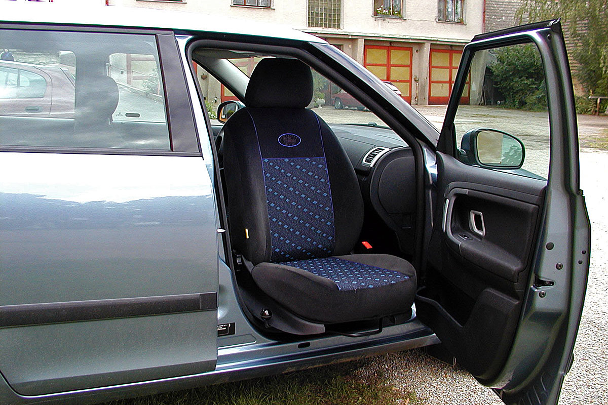 Mechanicky otočná a výsuvná sedačka ve voze ŠKODA Fabia II