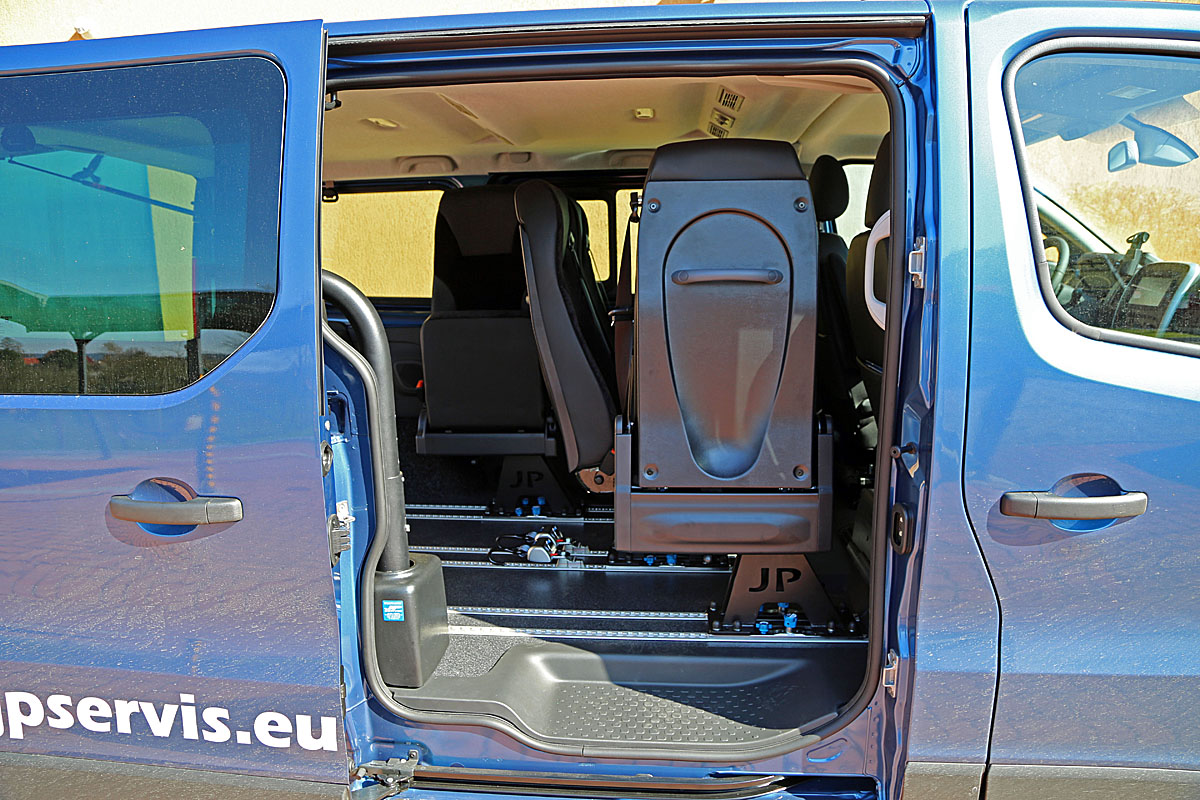 Multifunkční sedadlo s integ. bezpeč. pásem ve voze OPEL VIVARO-B