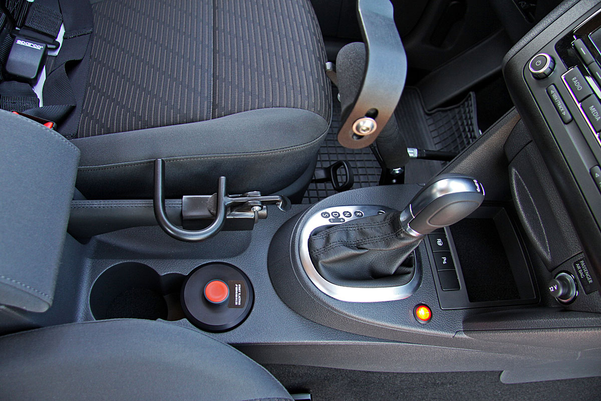 Nástavec ruční brzdy – kvadro ve voze VW Caddy