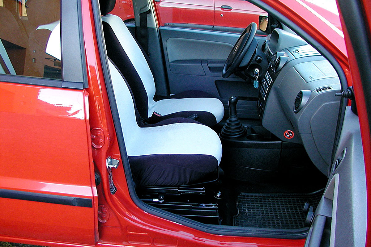 Mechanicky otočná a výsuvná sedačka ve voze FORD Fusion