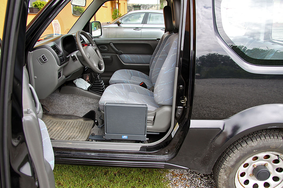 Mechanicky otočná sedačka ve voze SUZUKI Jimny