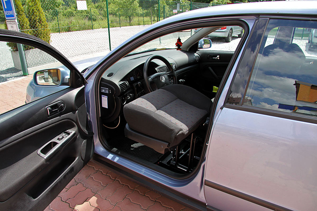 Elektricky zvedací sedadlo MYOPAT ve voze VW Passat