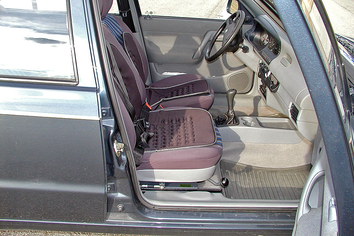 Mechanicky otočná a výsuvná sedačka ve voze ŠKODA Felicia