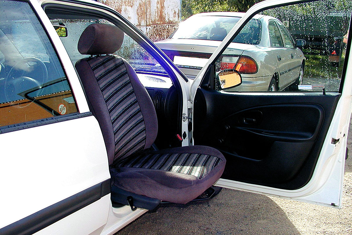 Mechanicky otočná a výsuvná sedačka ve voze CITROËN Saxo
