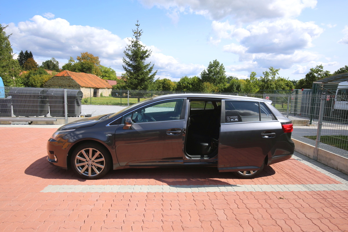Posuvné dveře - JP Systém ve voze TOYOTA Avensis