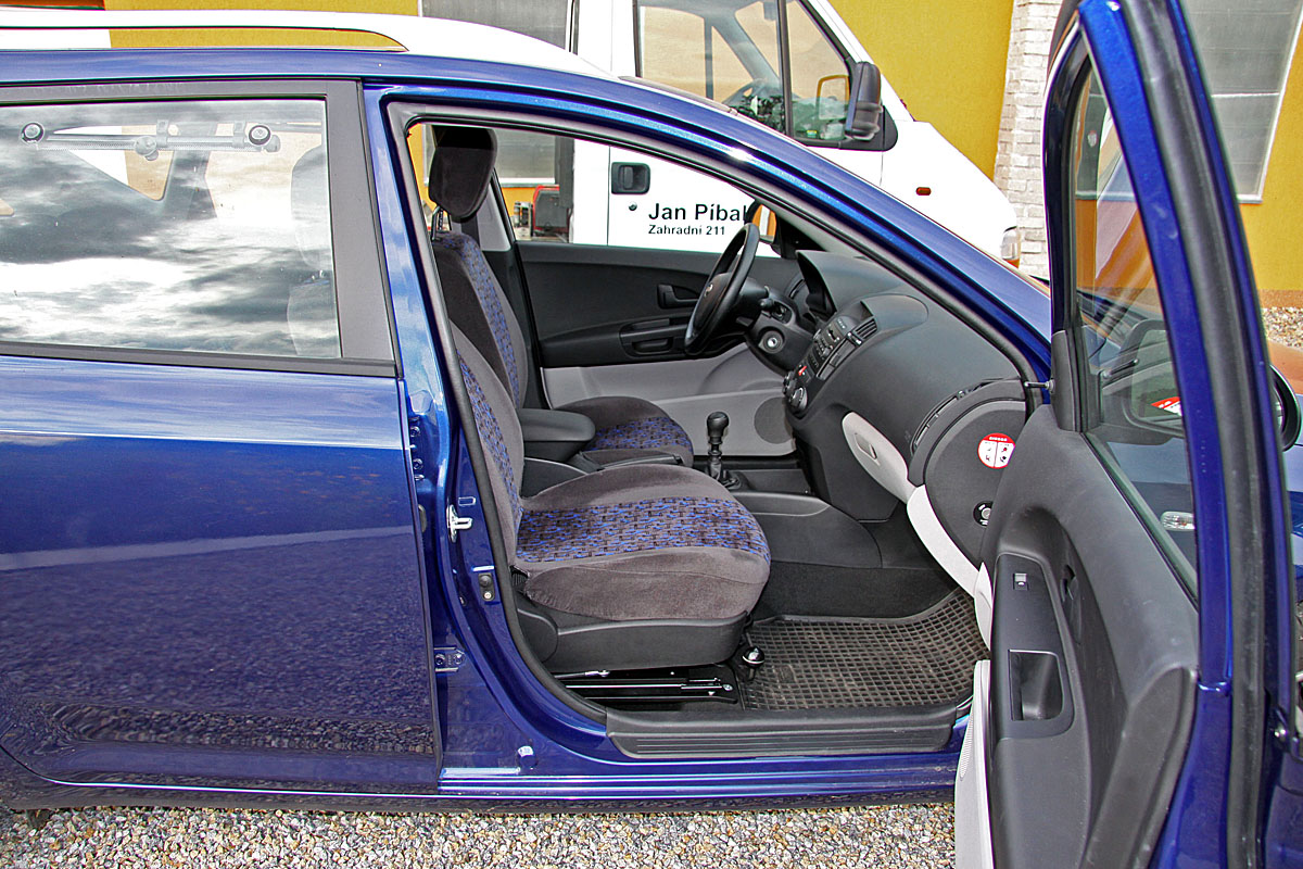 Mechanicky otočná a výsuvná sedačka ve voze KIA Ceed