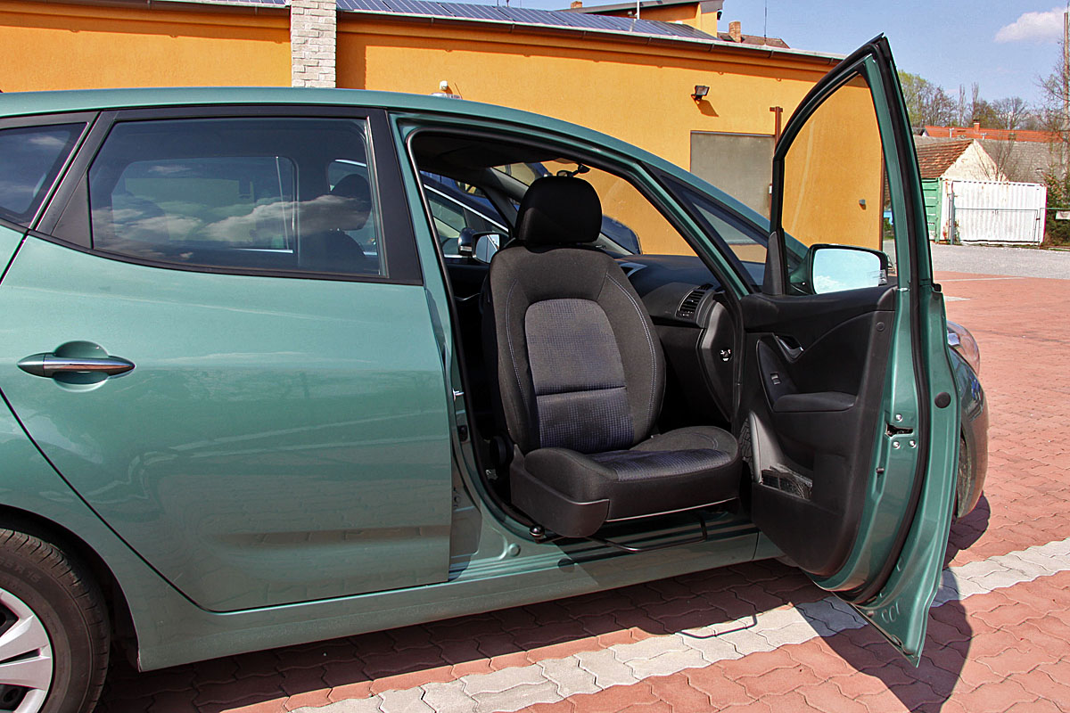 Mechanicky otočná a výsuvná sedačka ve voze HYUNDAI ix20