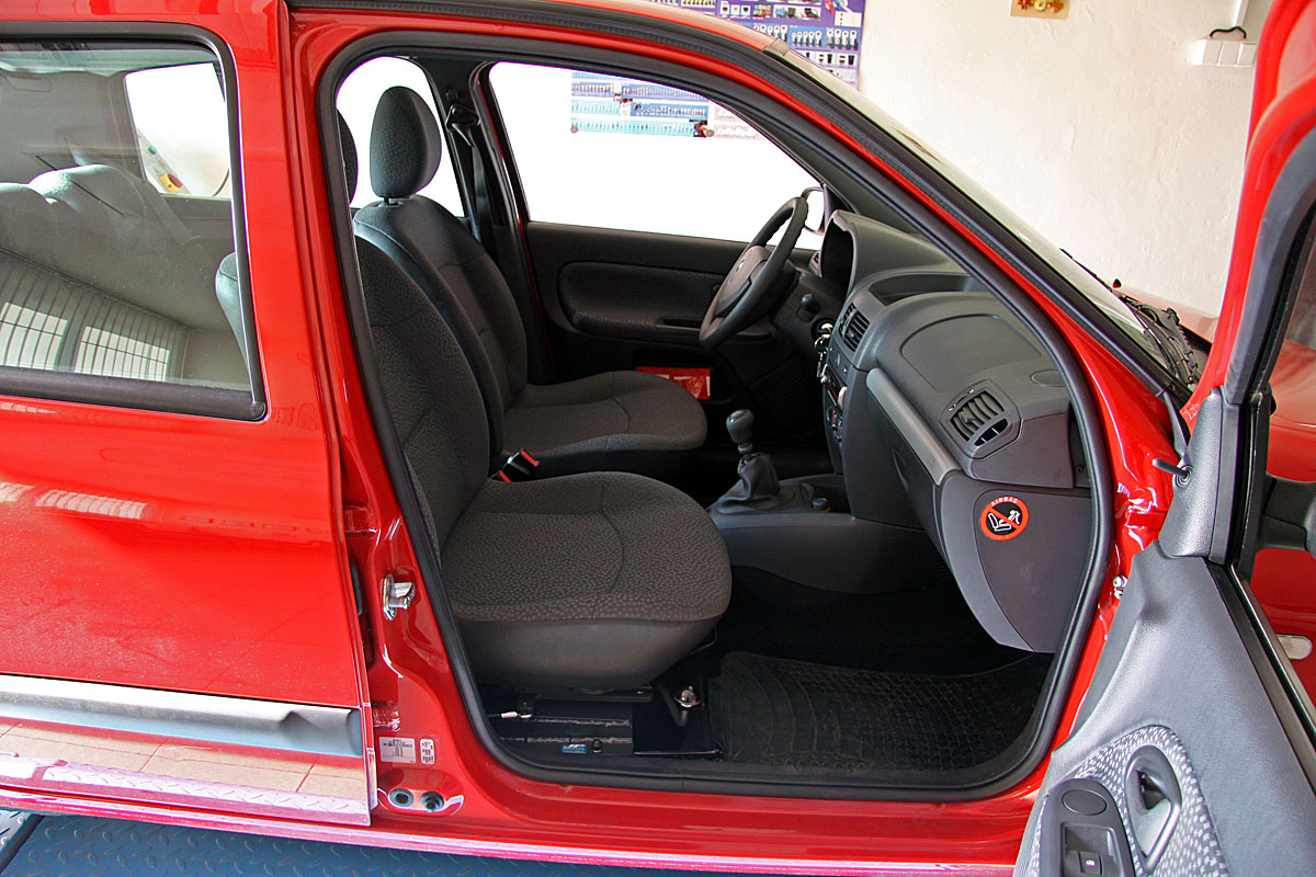 Mechanicky otočná a výsuvná sedačka ve voze RENAULT Clio Storia