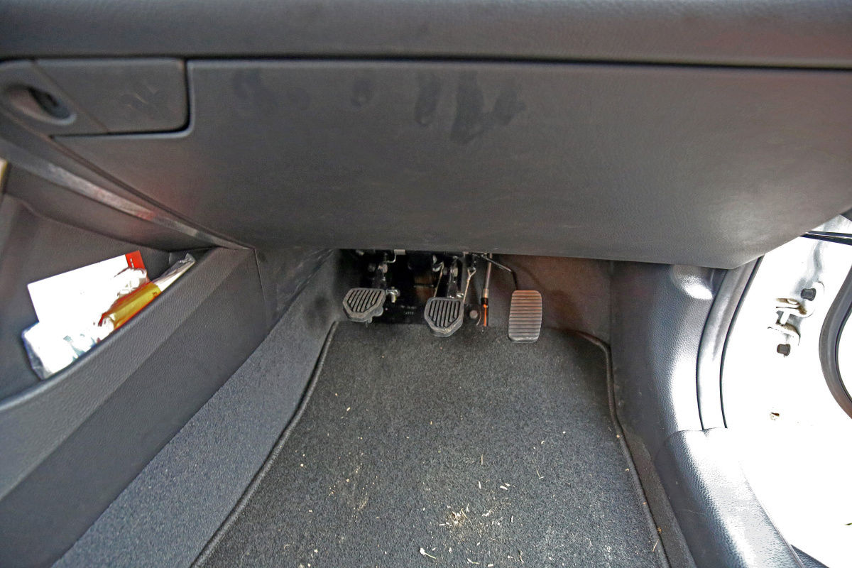 Druhé ovládání pedálů pro potřeby autoškol - lanovody - ve voze  HYUNDAI i40