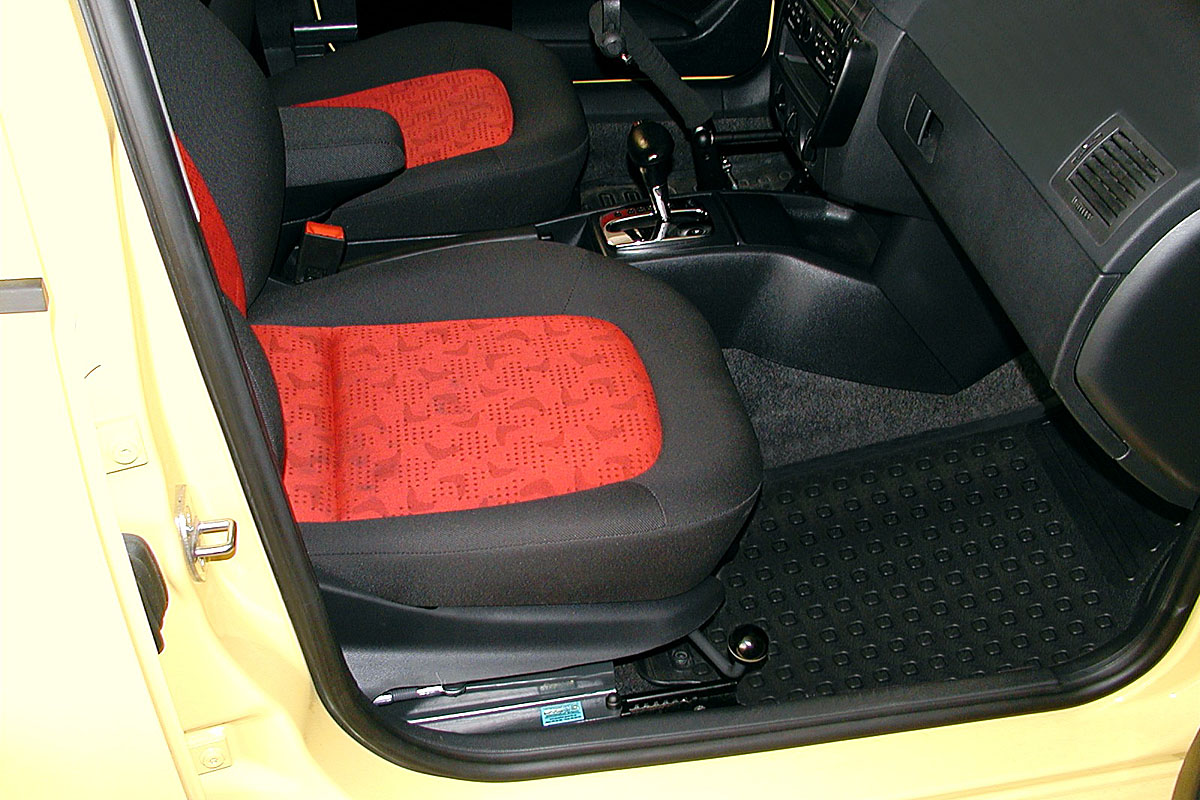 Mechanicky otočná a výsuvná sedačka ve voze ŠKODA Fabia