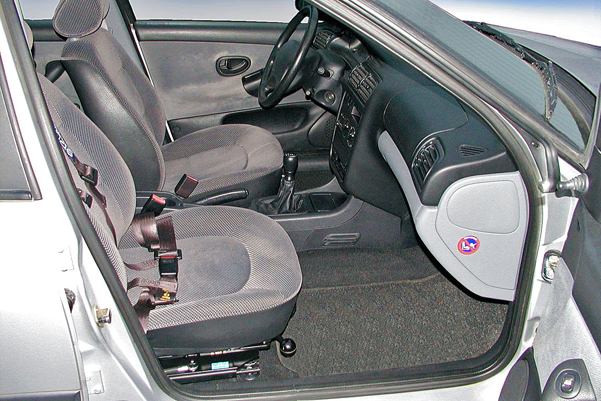 Mechanicky otočná a výsuvná sedačka ve voze PEUGEOT 406
