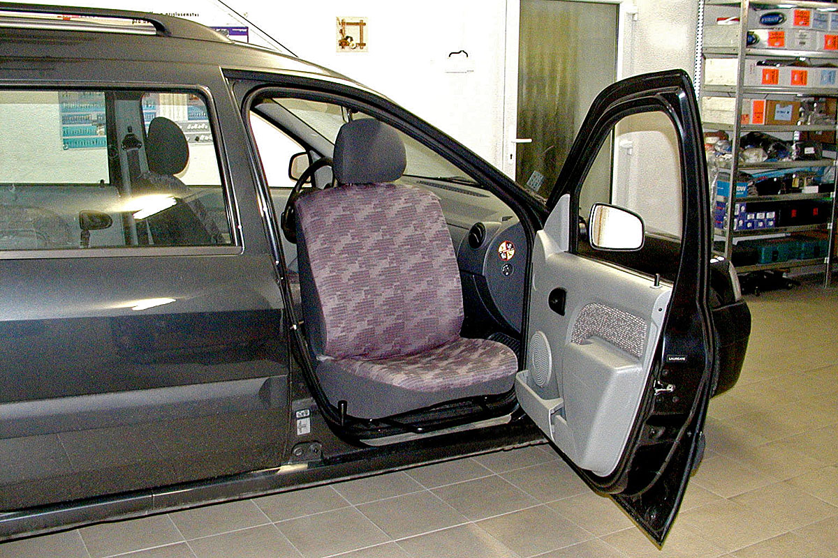Mechanicky otočná a výsuvná sedačka ve voze DACIA Logan SW