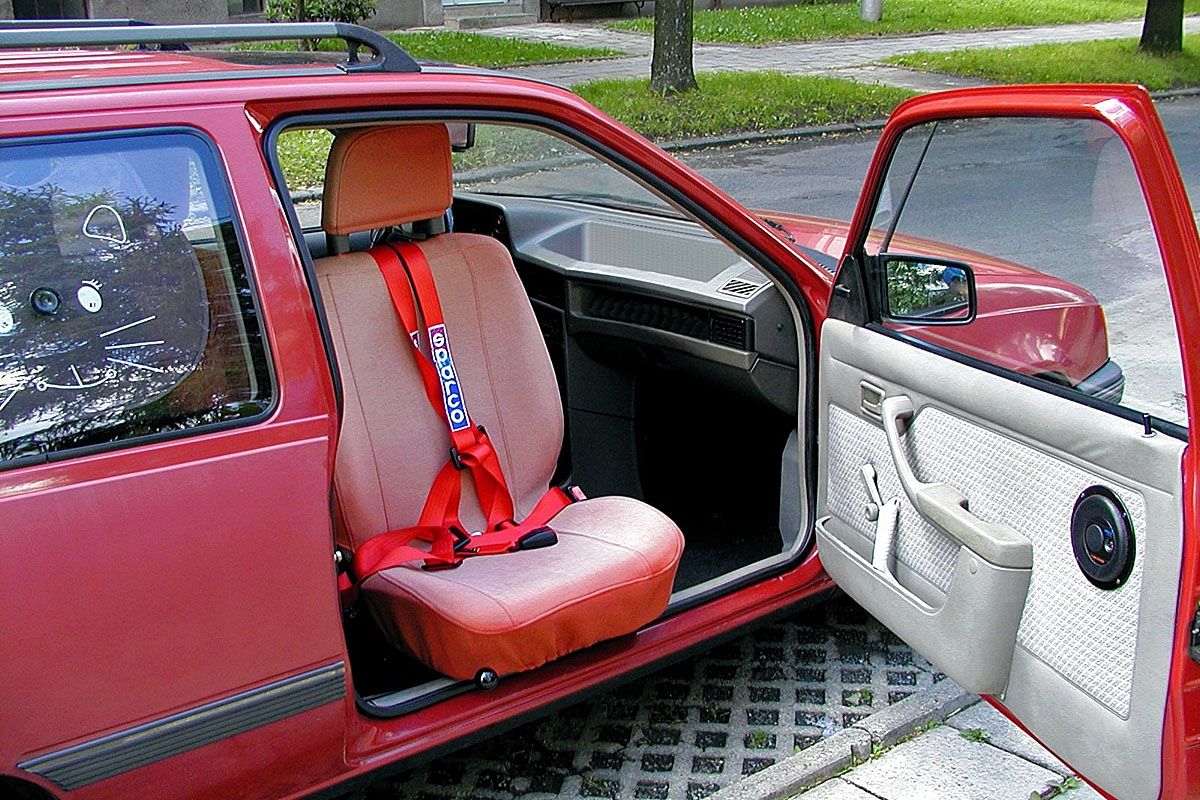 Mechanicky otočná a výsuvná sedačka ve voze OPEL Kadet