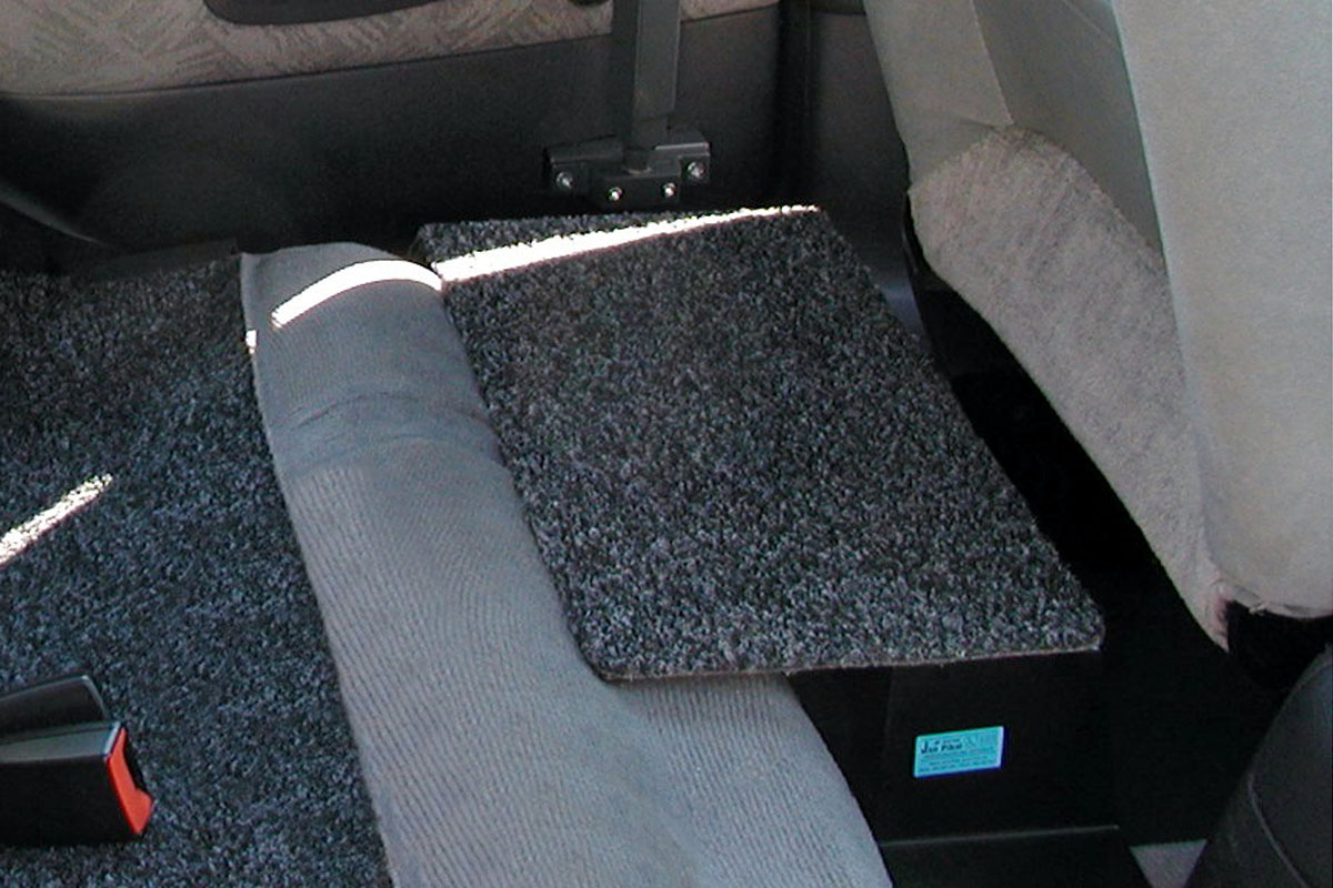 Vyrovnávací podložka prostoru za řidičem ve voze FORD Mondeo