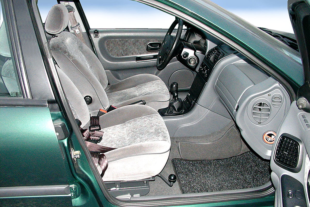Mechanicky otočná a výsuvná sedačka ve voze RENAULT Laguna