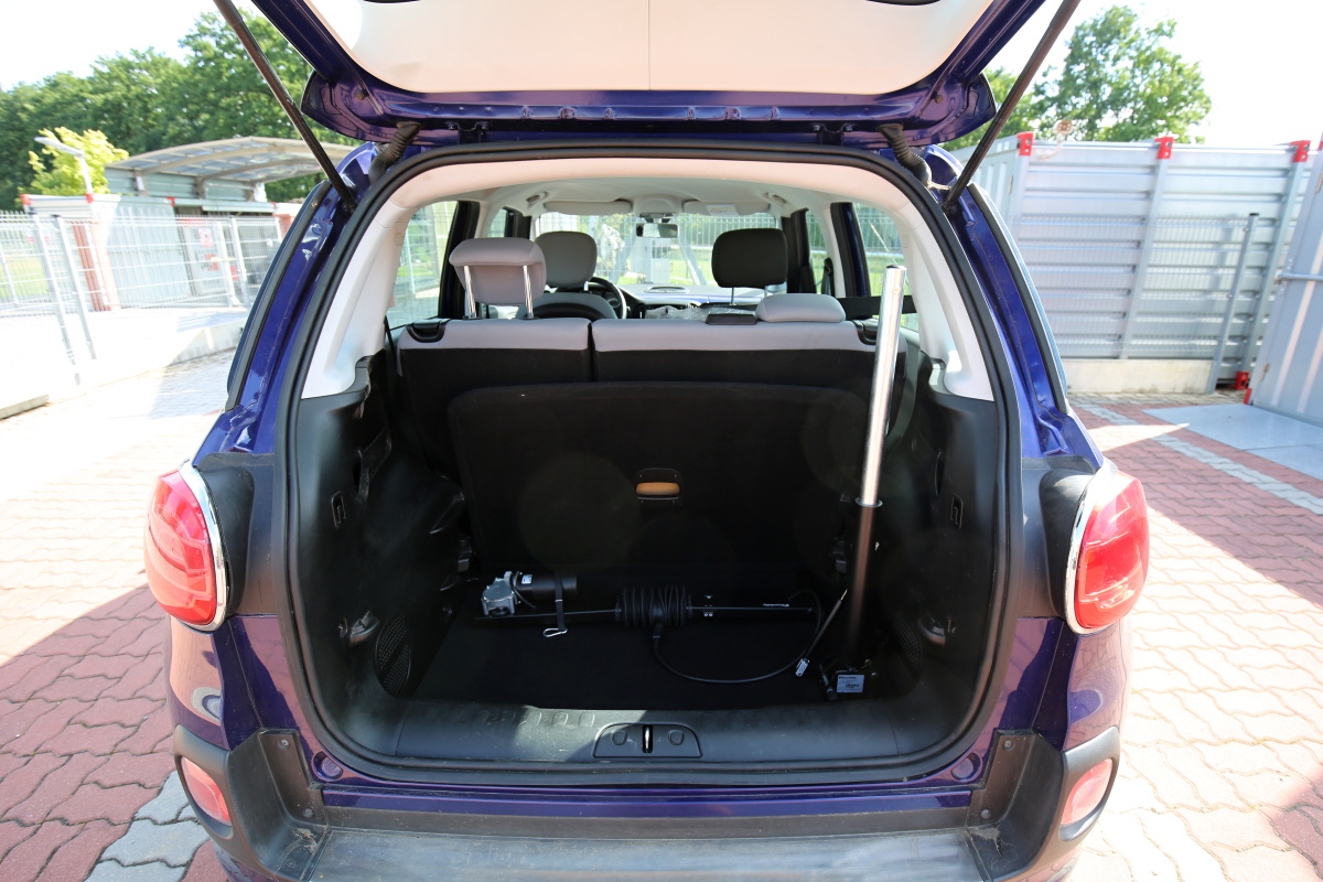 Elektrický jeřábek zavazadlový Carolift ve voze FIAT 500L