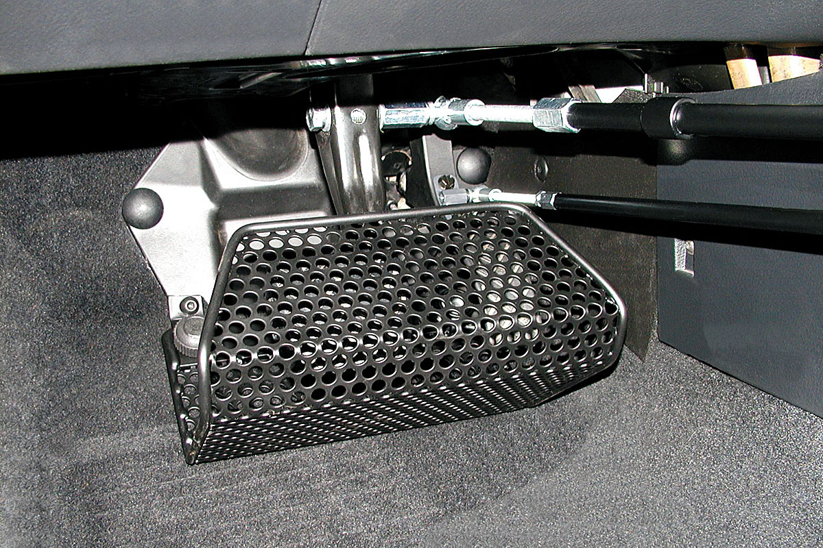 Bezpečnostní kryt pedálů ve voze VW Bora