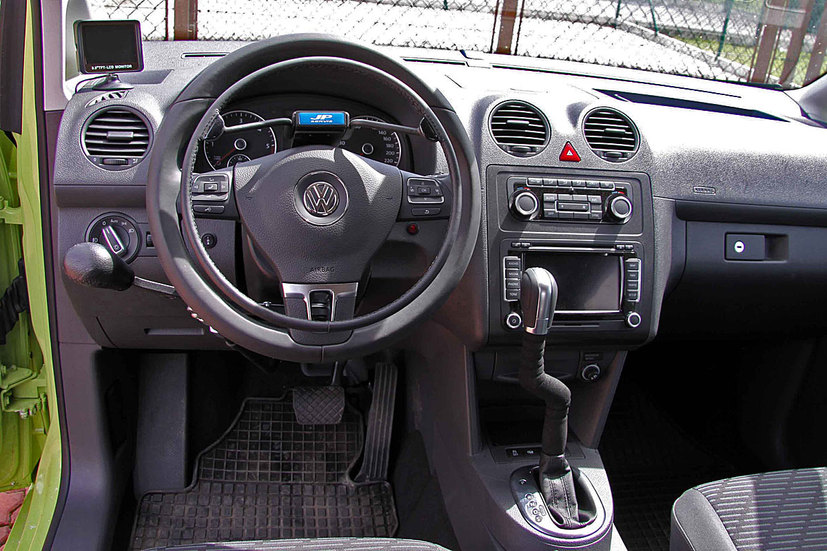 RO - provozní brzda (vlevo na sloupku, bez aret) ve voze VW Caddy