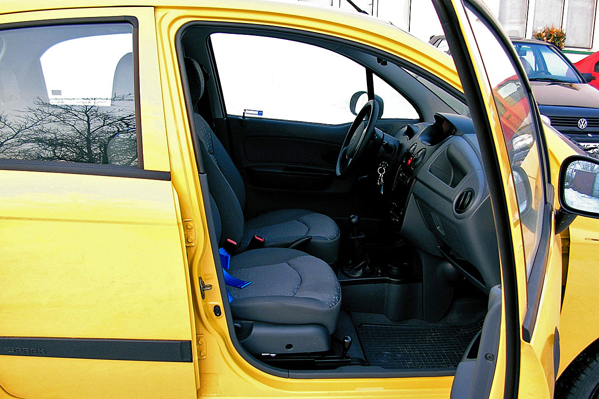 Mechanicky otočná a výsuvná sedačka ve voze CHEVROLET Spark