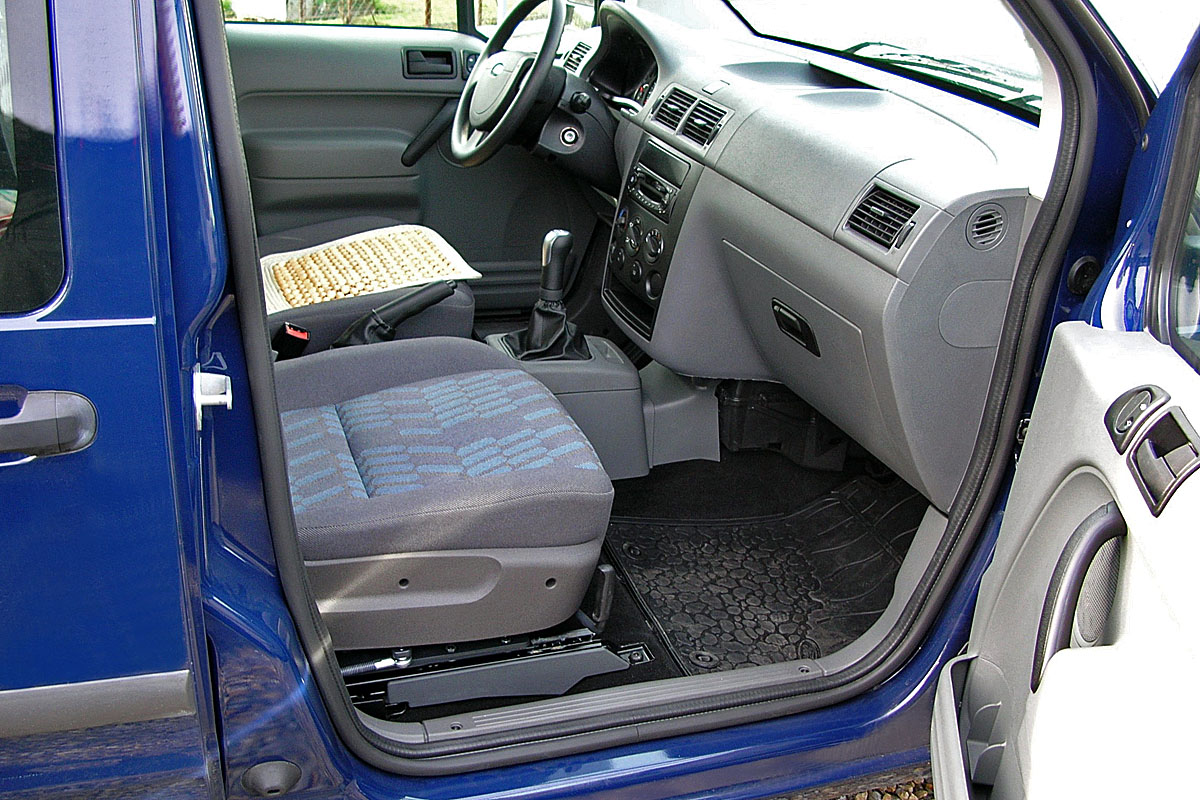 Mechanicky otočná a výsuvná sedačka ve voze FORD Connect