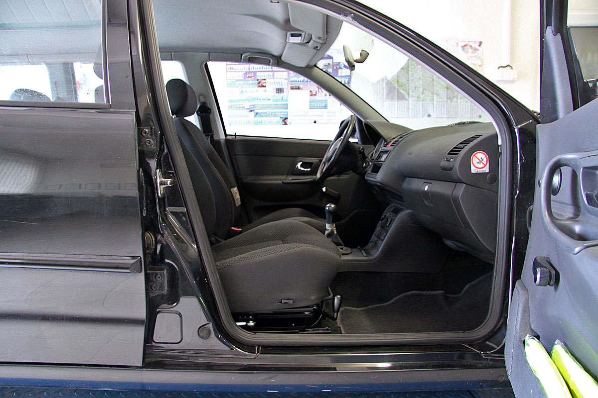 Mechanicky otočná a výsuvná sedačka ve voze VW Polo