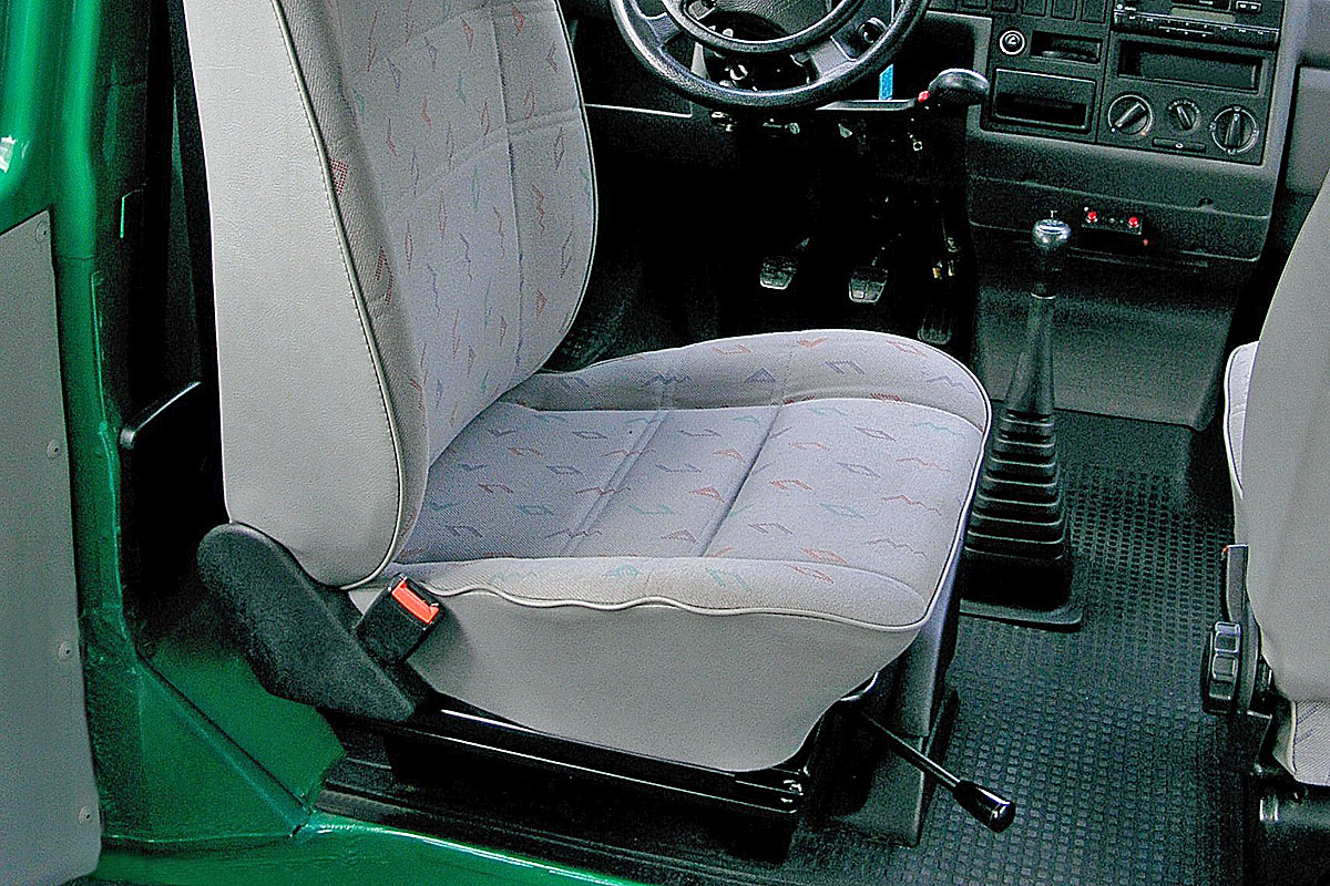 Mechanicky otočná sedačka ve voze VW Transporter T4
