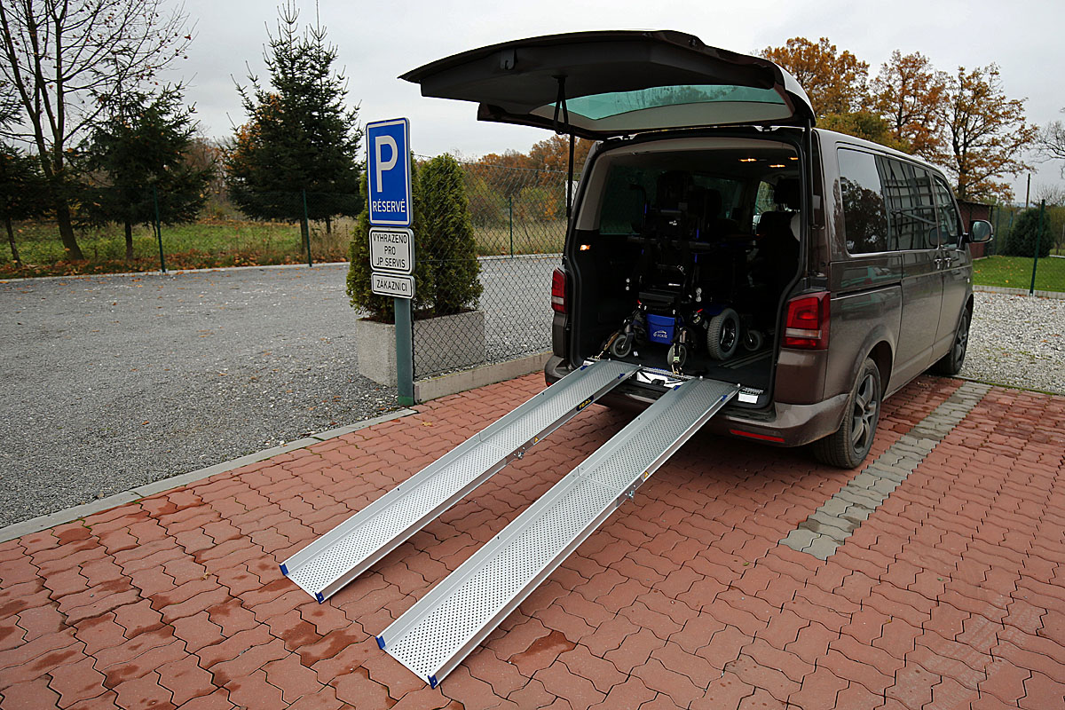 Mobilní nájezdové ližiny ve voze VW Multivan