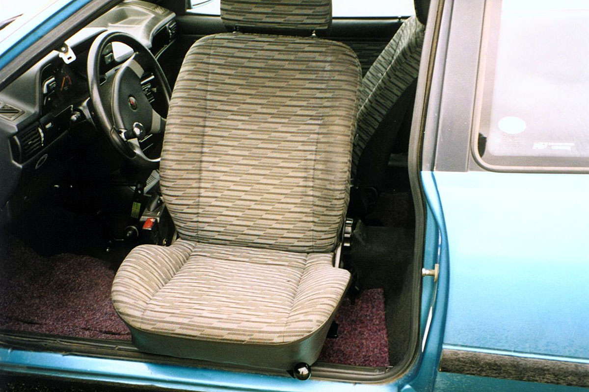 Mechanicky otočná sedačka ve voze PONTIAC LeMans
