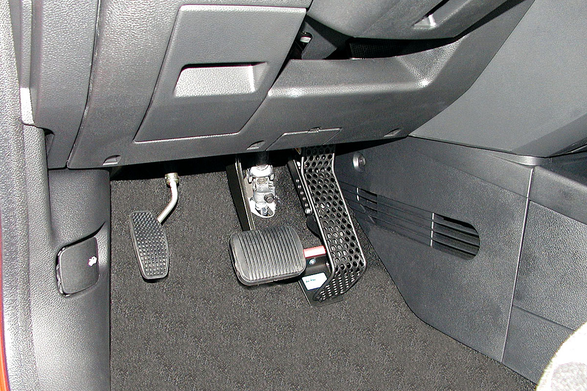 Bezpečnostní kryt pedálů ve voze FORD Fiesta