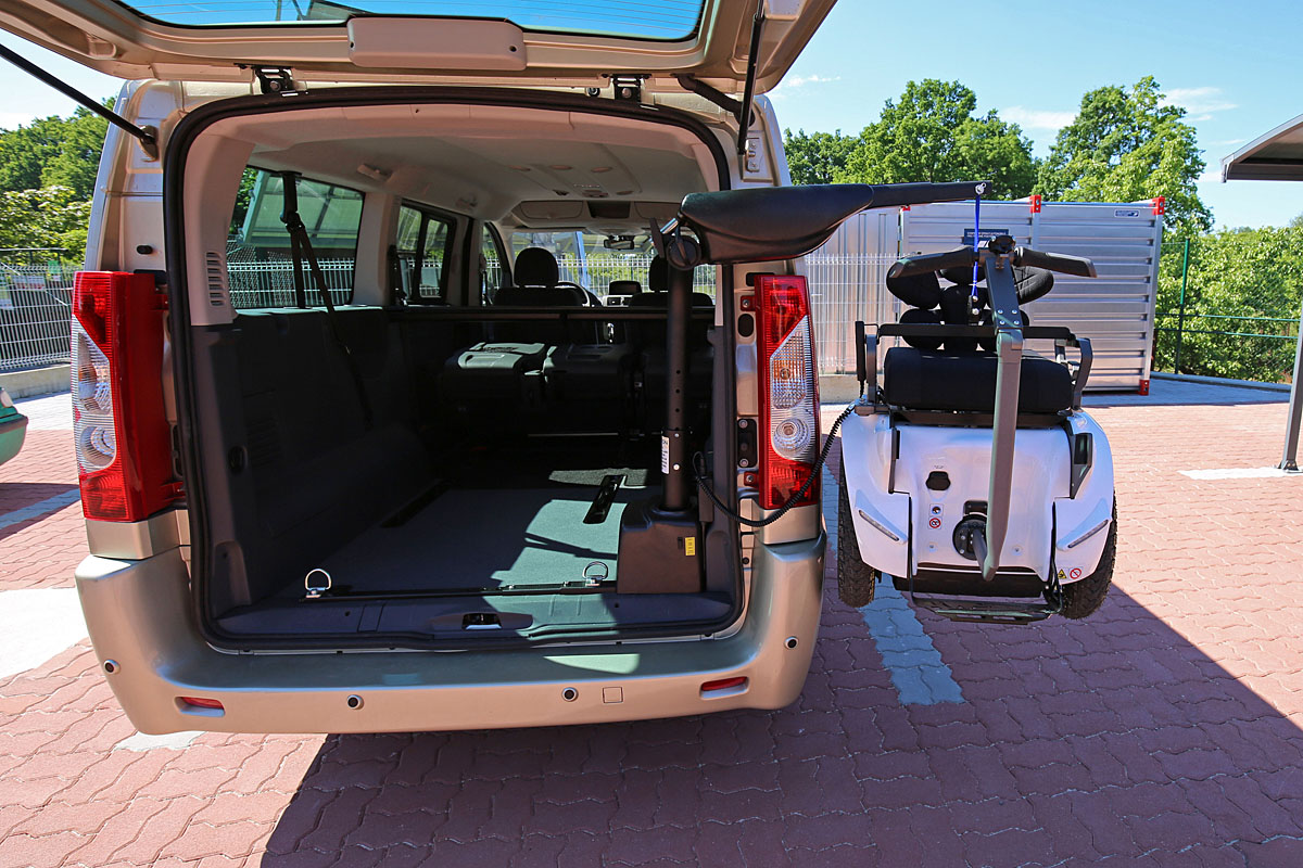 Elektrický jeřábek zavazadlový Harmar ve voze PEUGEOT Expert