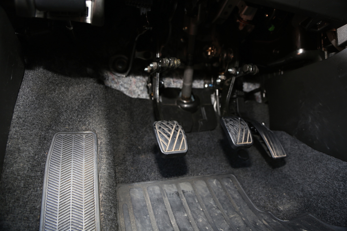 Druhé ovládání pedálů pro potřeby autoškol - lanovody - ve voze SUZUKI Swift