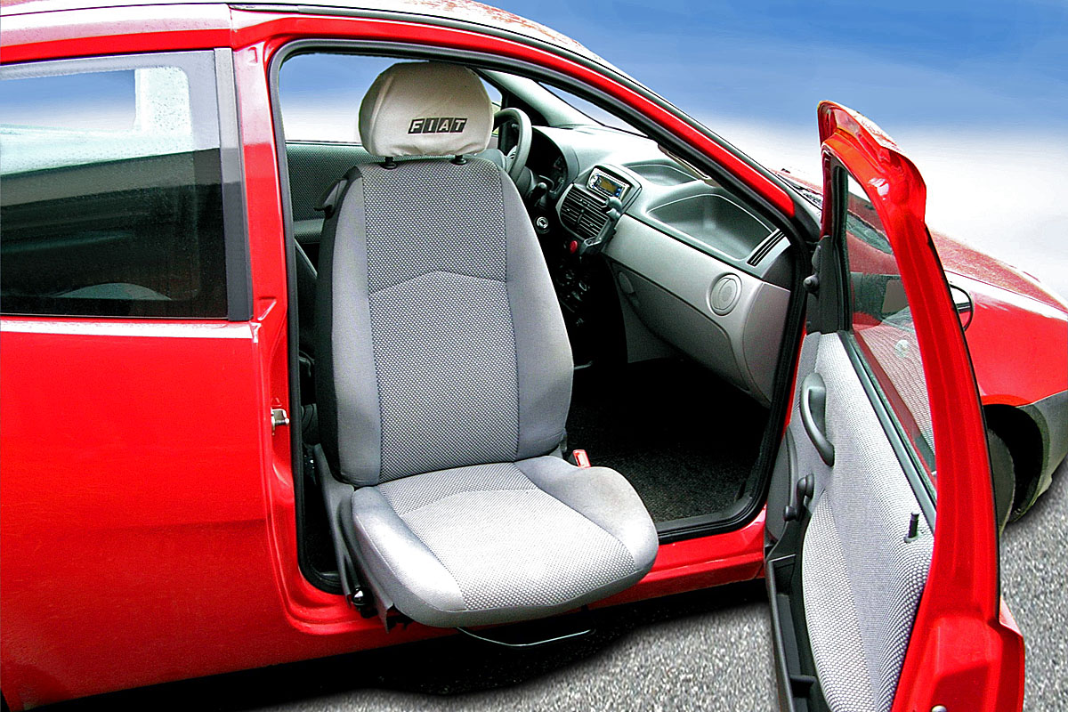 Mechanicky otočná a výsuvná sedačka ve voze FIAT Punto