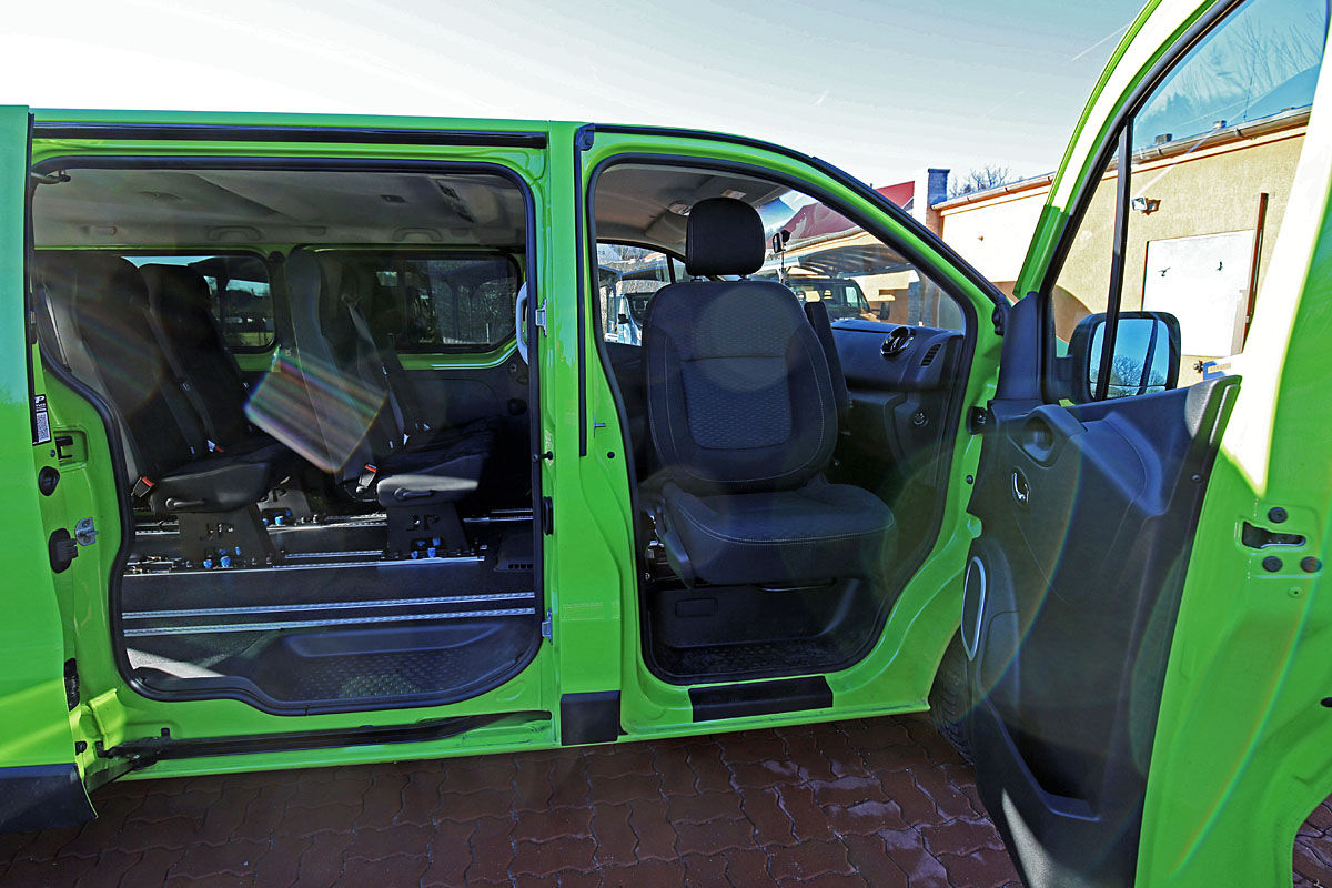 Mechanicky otočná a výsuvná sedačka ve voze OPEL Vivaro