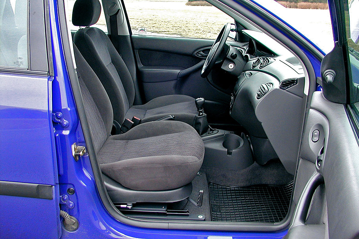 Mechanicky otočná a výsuvná sedačka ve voze FORD Focus