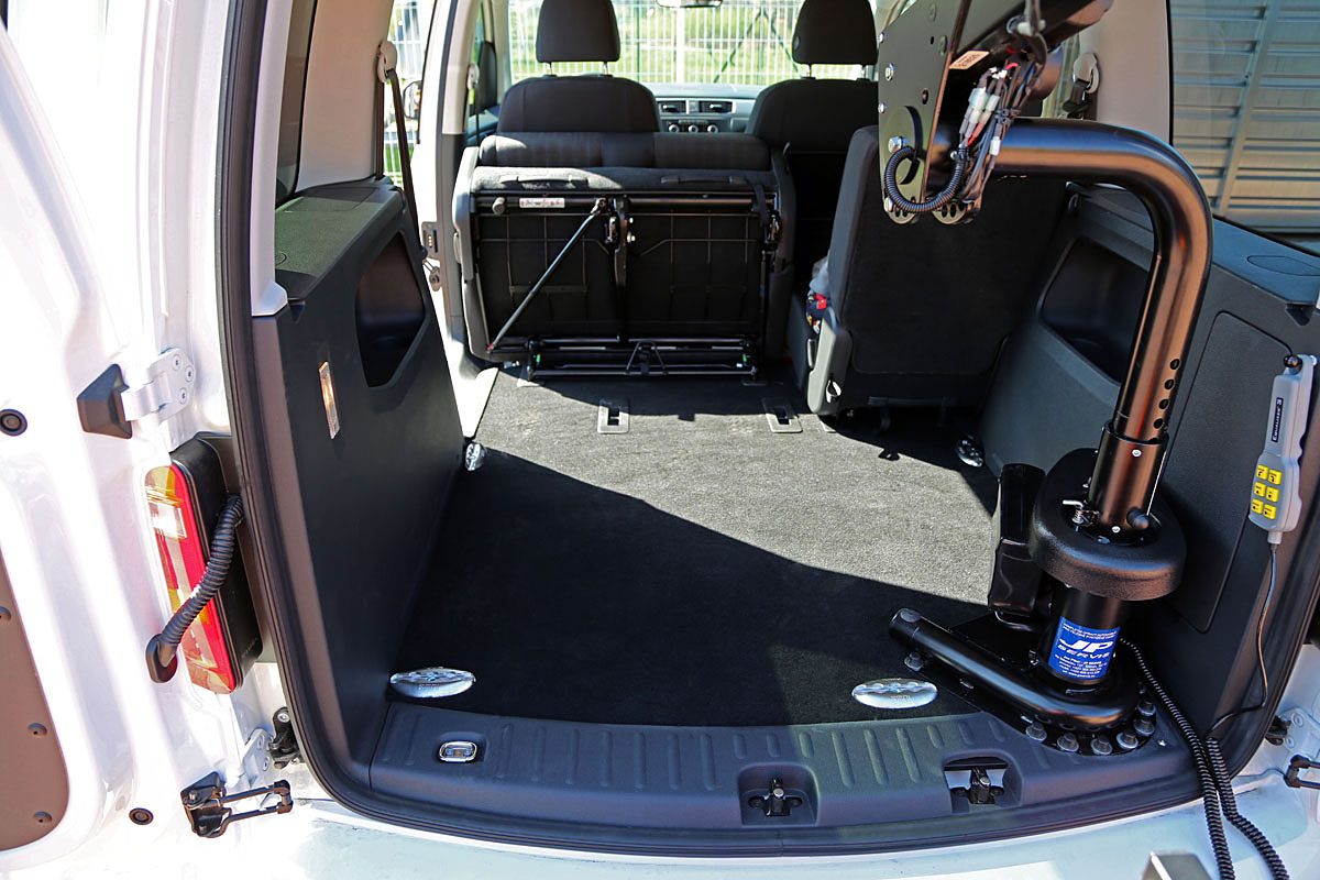 Elektrický jeřábek zavazadlový Harmar ve voze VW Caddy