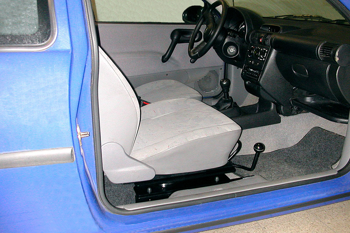 Mechanicky otočná a výsuvná sedačka ve voze OPEL Corsa