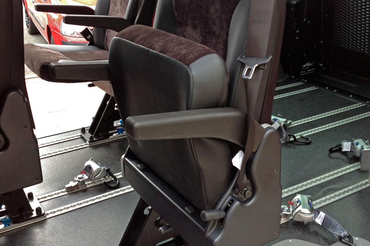 Multifunkční sedadlo s integ. bezpeč. pásem ve voze MB 213 Bluetec