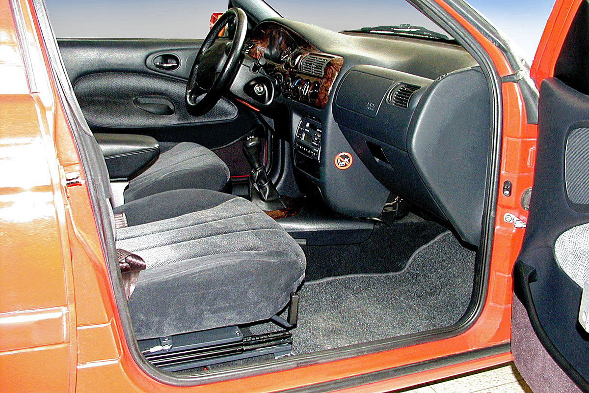 Mechanicky otočná a výsuvná sedačka ve voze FORD Escort
