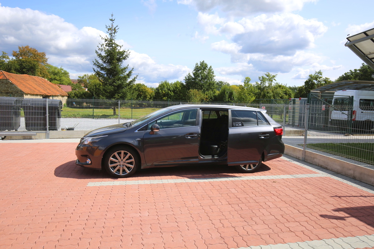 Posuvné dveře - JP Systém ve voze TOYOTA Avensis