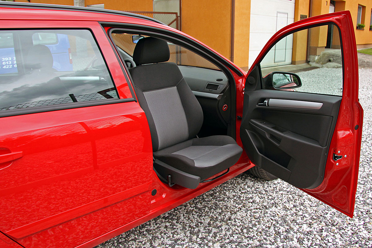 Mechanicky otočná a výsuvná sedačka ve voze OPEL Astra