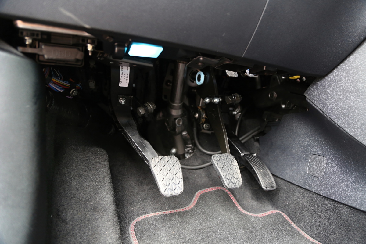 Druhé ovládání pedálů pro potřeby autoškol - lanovody - ve voze FORD Puma