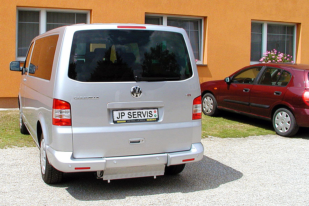 Nájezd zezadu po snížení ve voze VW Caravelle