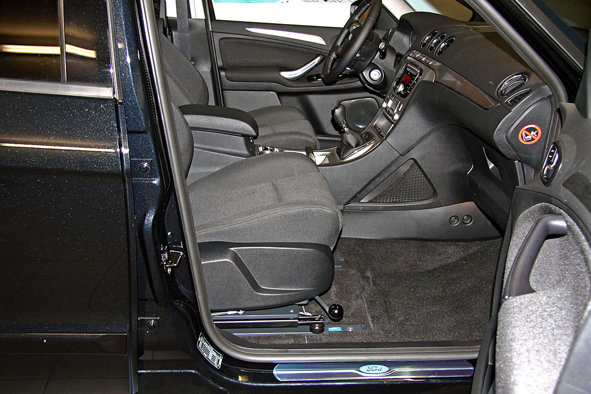 Mechanicky otočná a výsuvná sedačka ve voze FORD S MAX