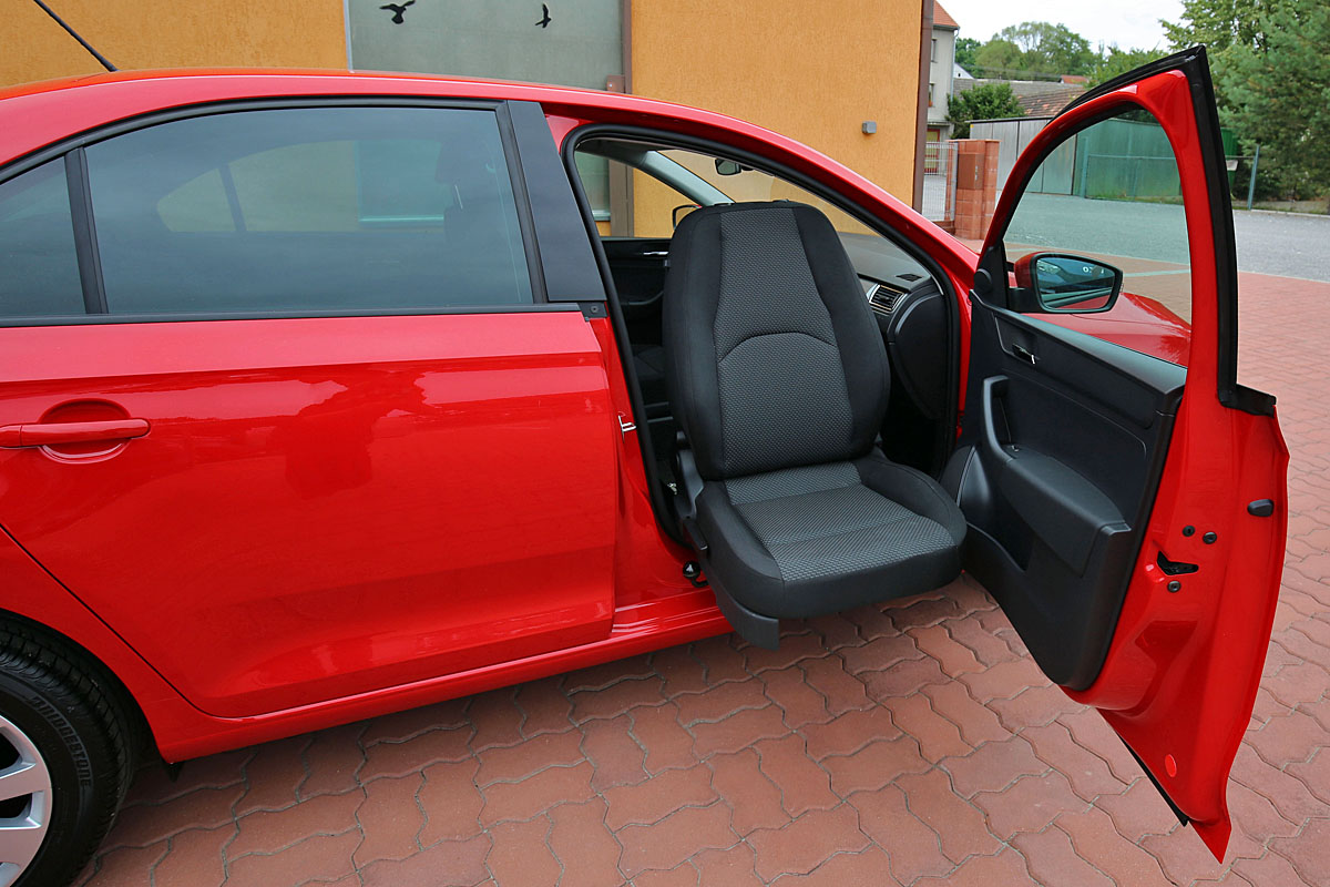 Mechanicky otočná a výsuvná sedačka ve voze SEAT Toledo