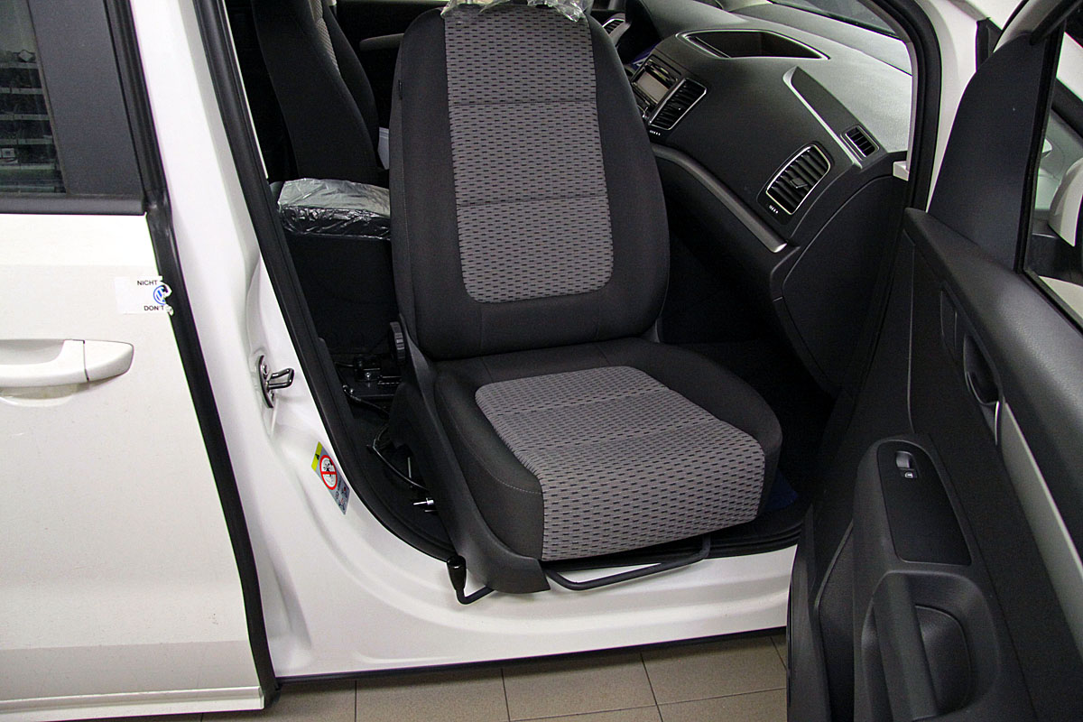 Mechanicky otočná a výsuvná sedačka ve voze VW Sharan